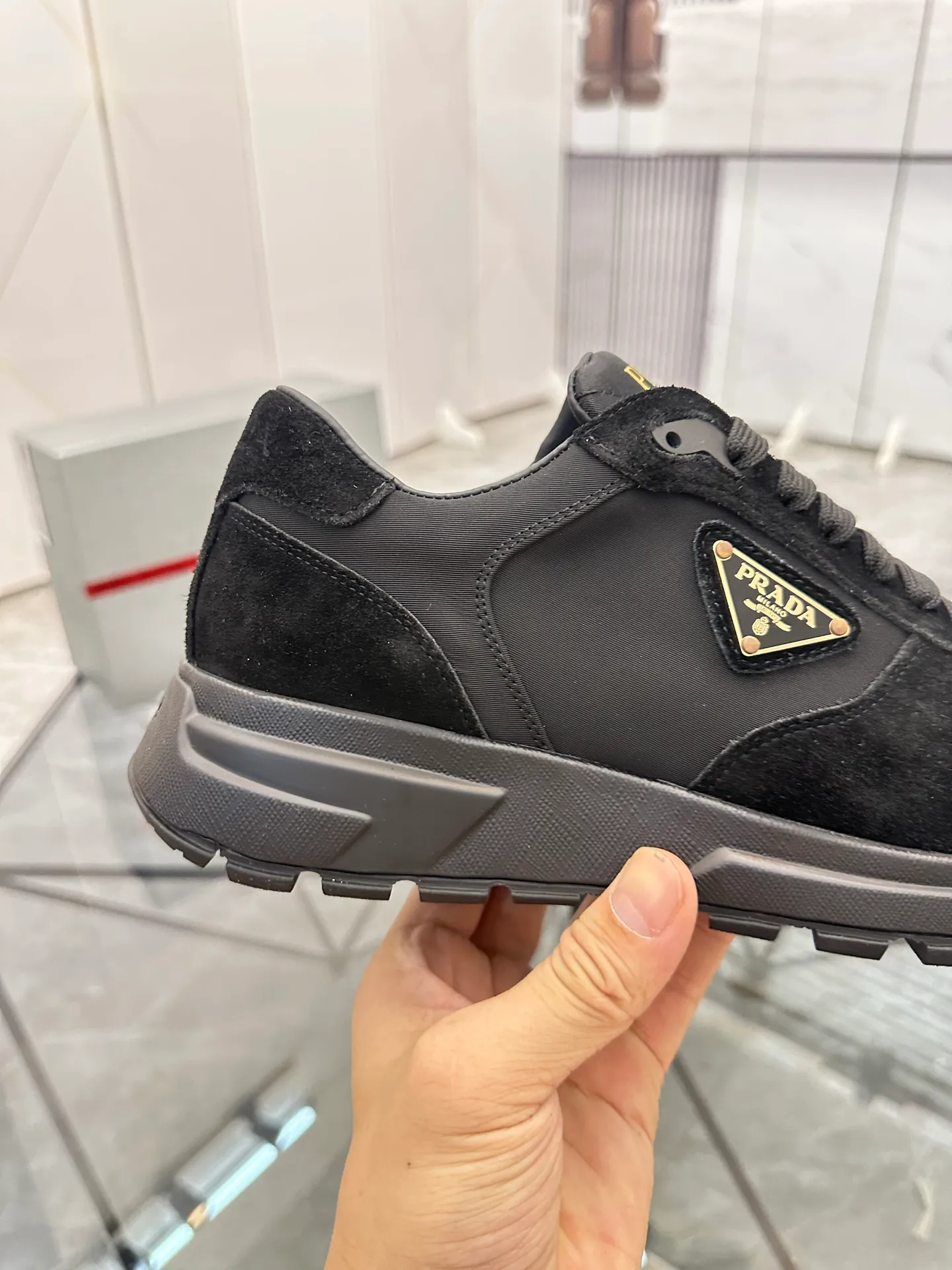 Men's shoes: 💰P580¥ High-end top quality Product trademark: Prada *"Prada*" low-top casual shoes Regular size: 38-45 (can be customized to 46) Product materials: upper imported first-layer nubuck leather spliced ​​with original materials, cowhide lining, cowhide feet, original outsole. Number: 832